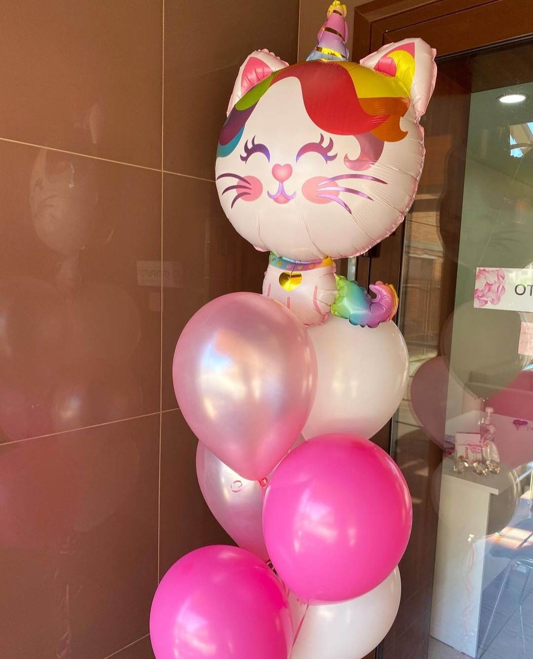 нежно-розовые шарики с милой мордочкой кошки