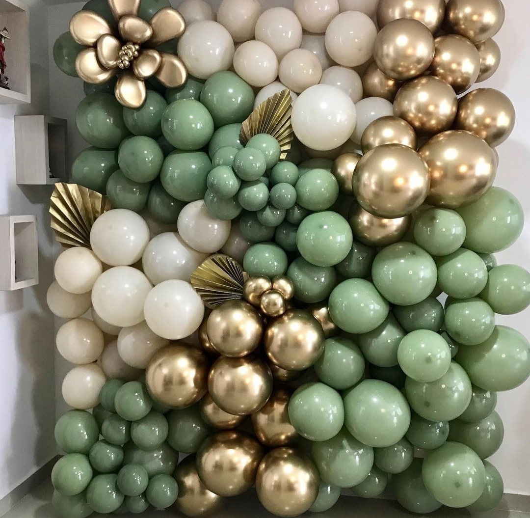 оливковая фотозона с золотыми шарами