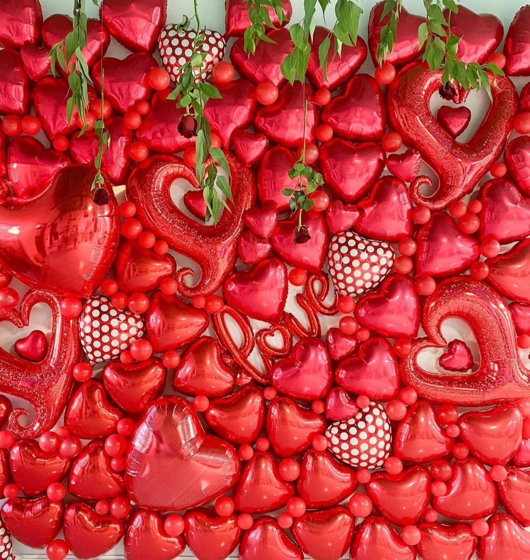 стена из красных сердец ко дню всех влюбленных