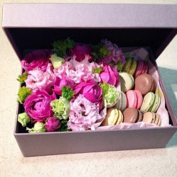 Подарочная коробка с цветами и макаруни в лиловых оттенках
