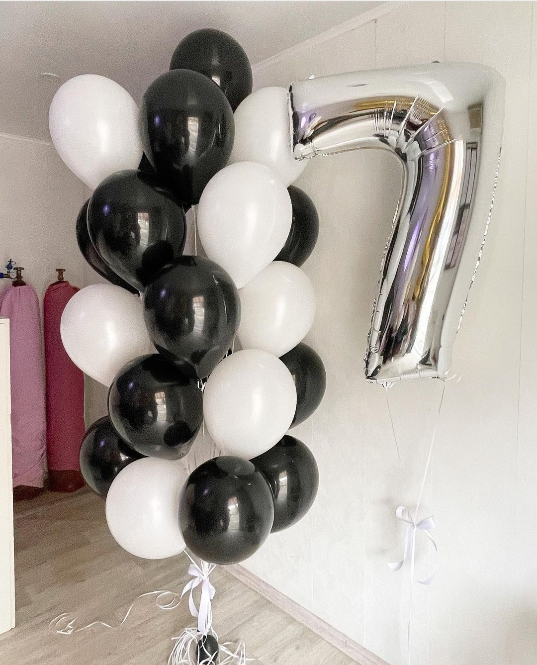 стильные черно-белые шары с фольгированной цифрой 