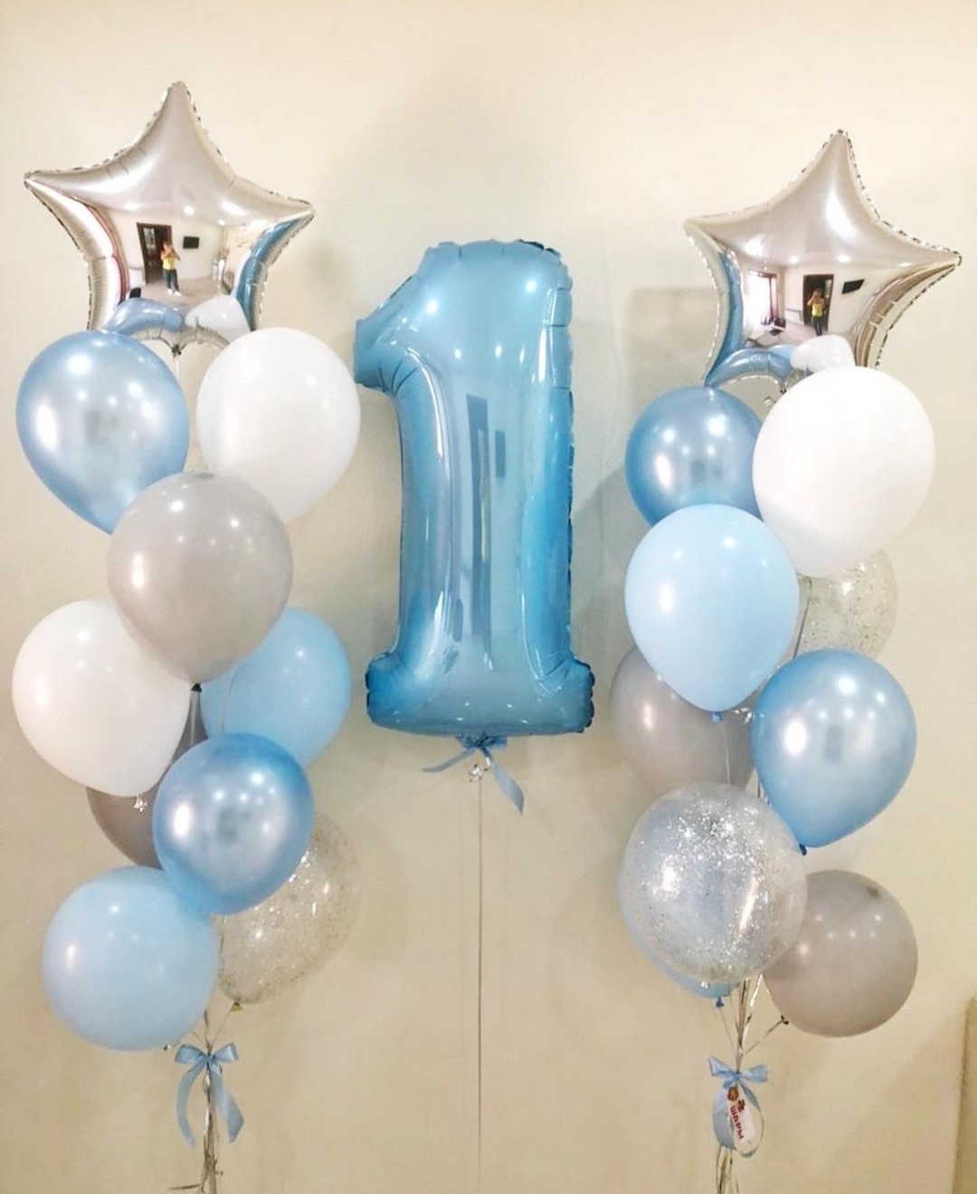 нежные бело-голубые фонтаны шаров с фольгированными звездами