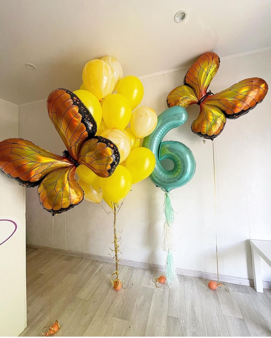 яркие желтые шарики с большими бабочками на 6 лет девочке