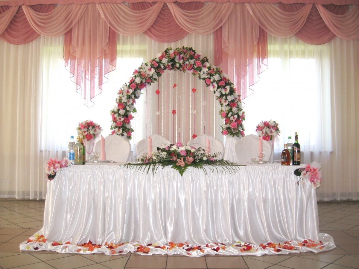 президиум свадебный большой с цветочной аркой на фоне