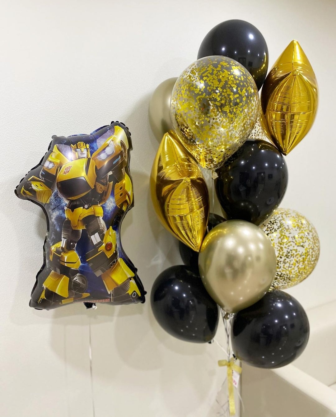 черные и желтые шарики с фольгированным шаром трансформеры