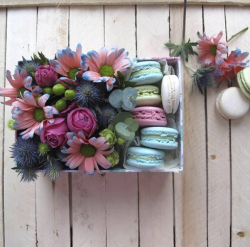 Подарочная коробка с цветами и макаруни в нежных розово-голубых оттенках