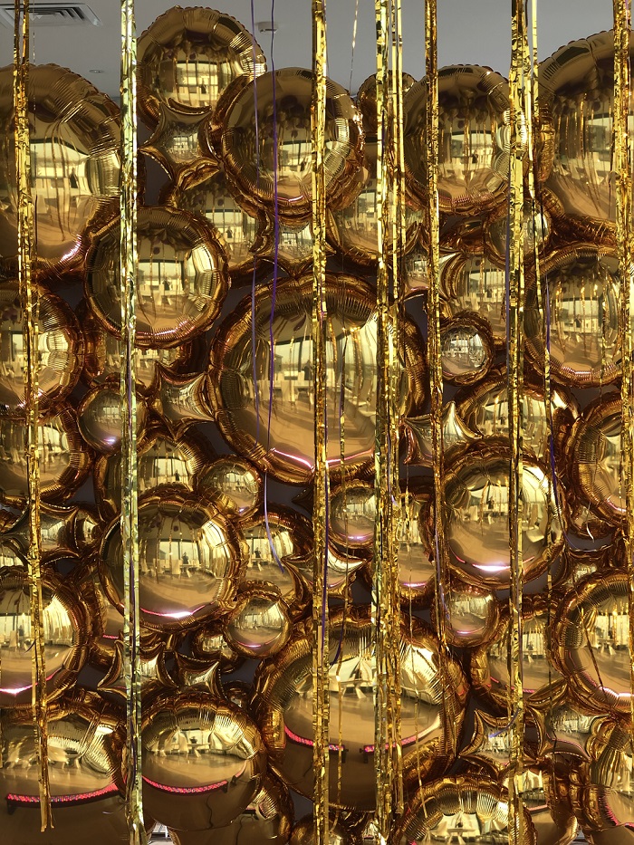 золотая фотозона из фольгированных шаров