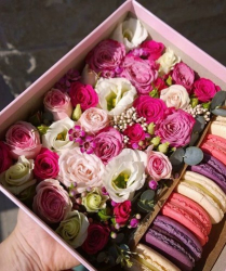 Нежная подарочная коробочка с цветами и французским печеньем "макарон" в розовых оттенках