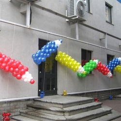 Оформление входа разноцветными шарами