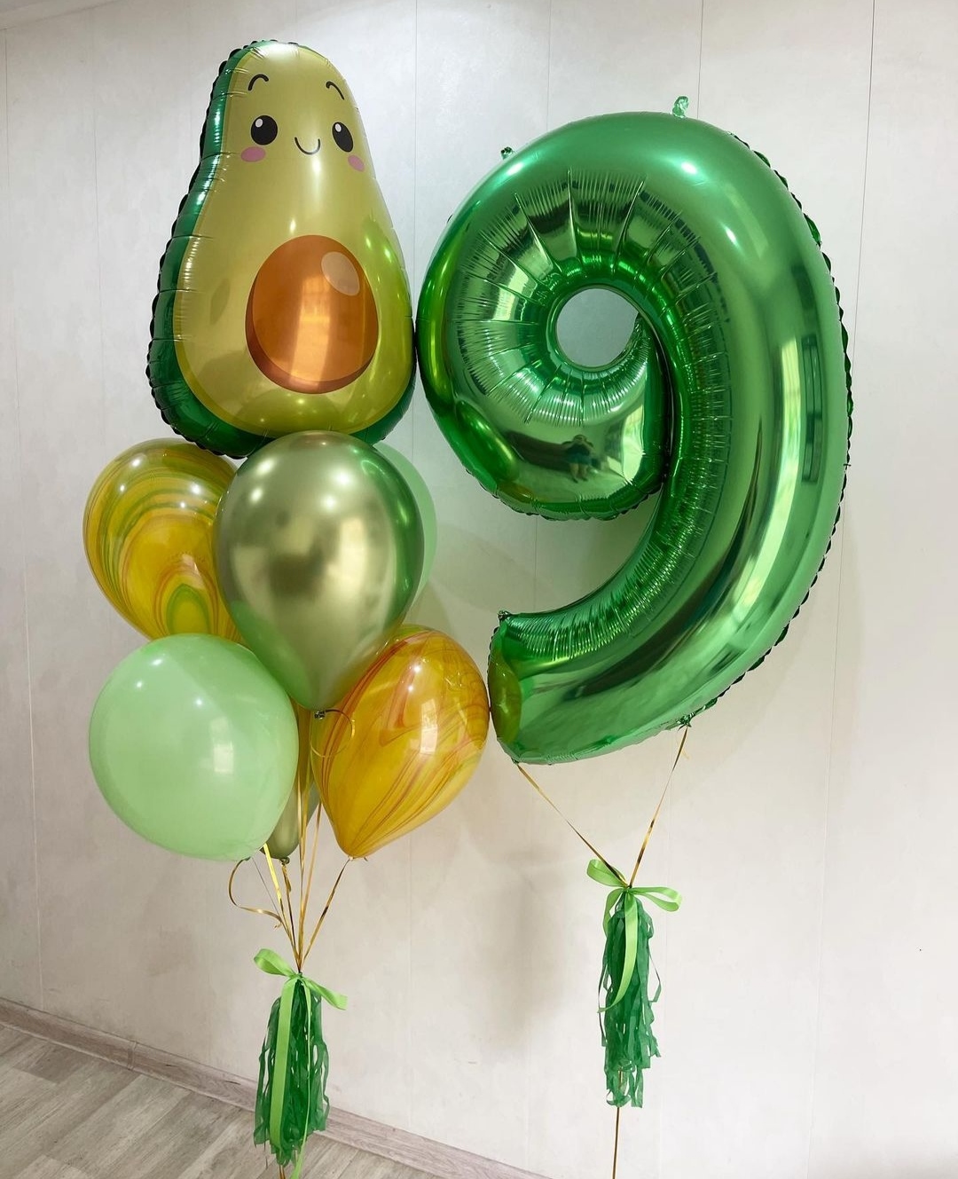 желтые и зеленые шары с фольгированным шаром авокадо на 9 лет
