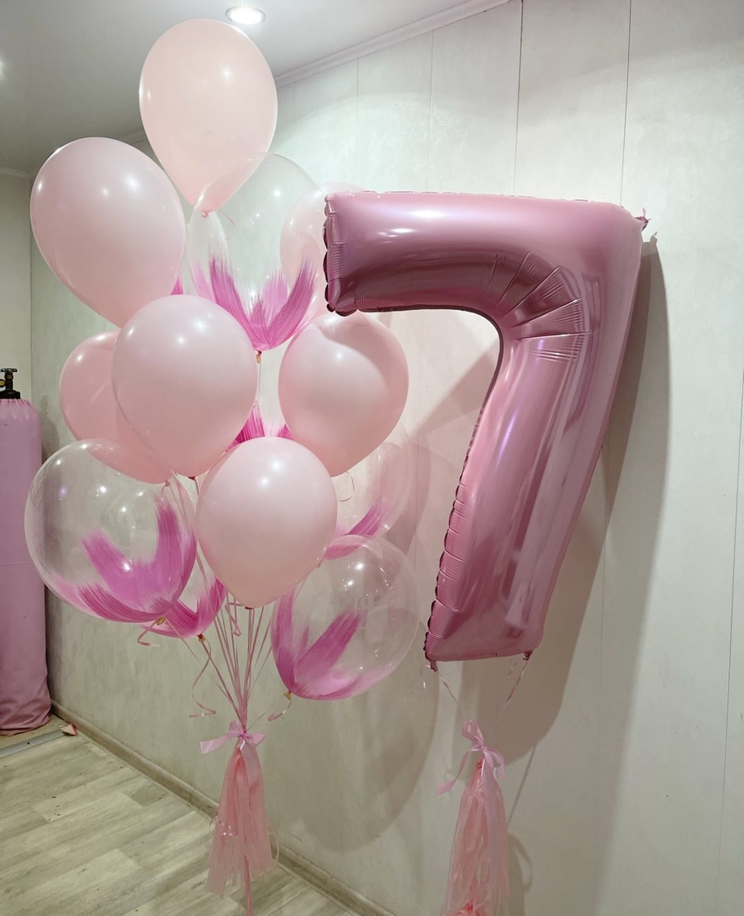 нежное облако розовых и прозрачных шаров для девочки на 7 лет
