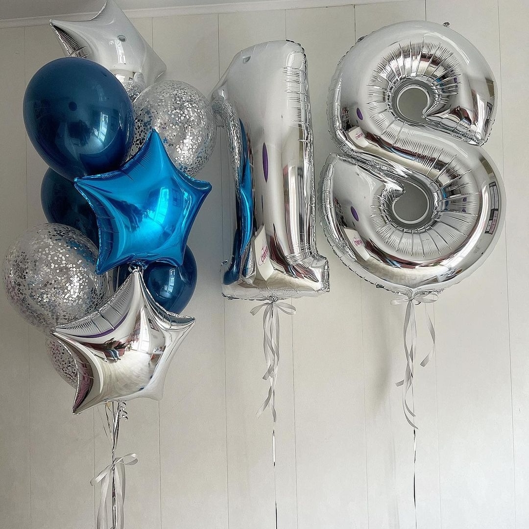 серебряные и синие шары с фольгированными звездами на 18-летие