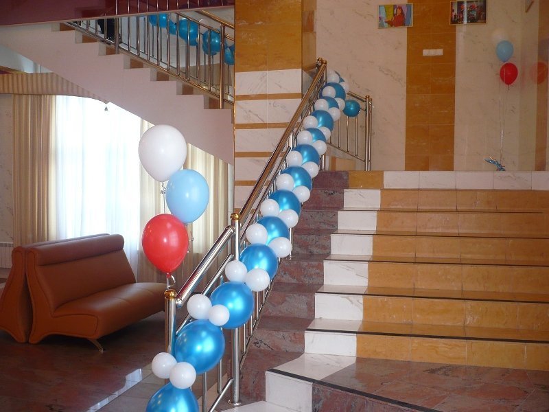 оформление лестницы синими шарами