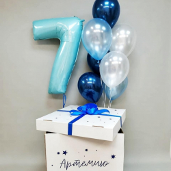 Коробка белая с голубыми и синими шарами и цифрой