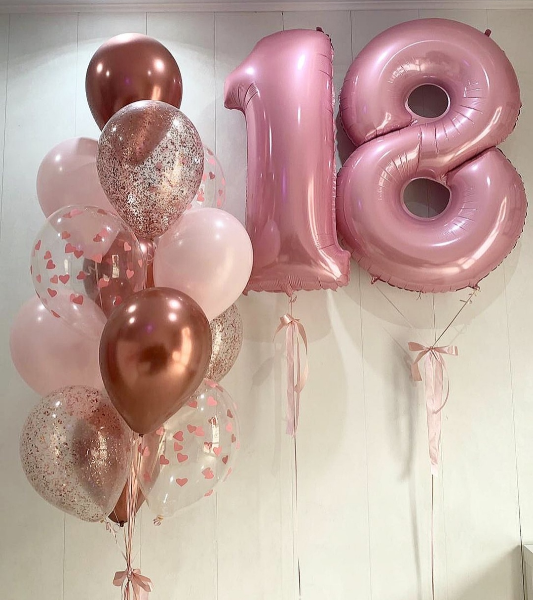 розовая фольгированная цифра и шарики разных стилей на 18 лет для девушки