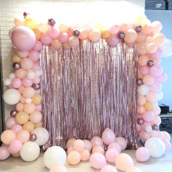 Розовая фотозона дождик с шарами