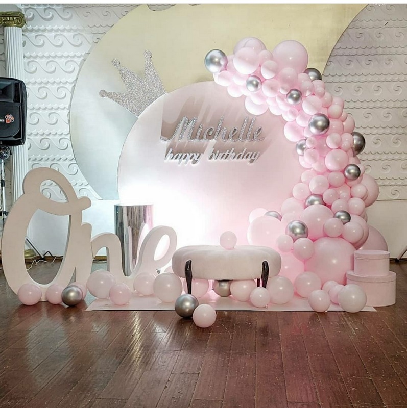 розовая фотозона с именем и шарами на 1 год девочке
