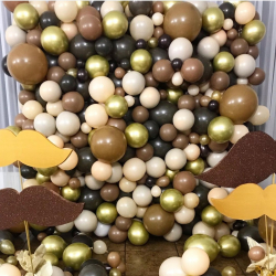 Фотозона из шоколадных шаров разного размера
