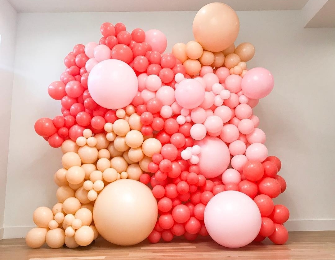 фотозона-стена из разнокалиберных шаров