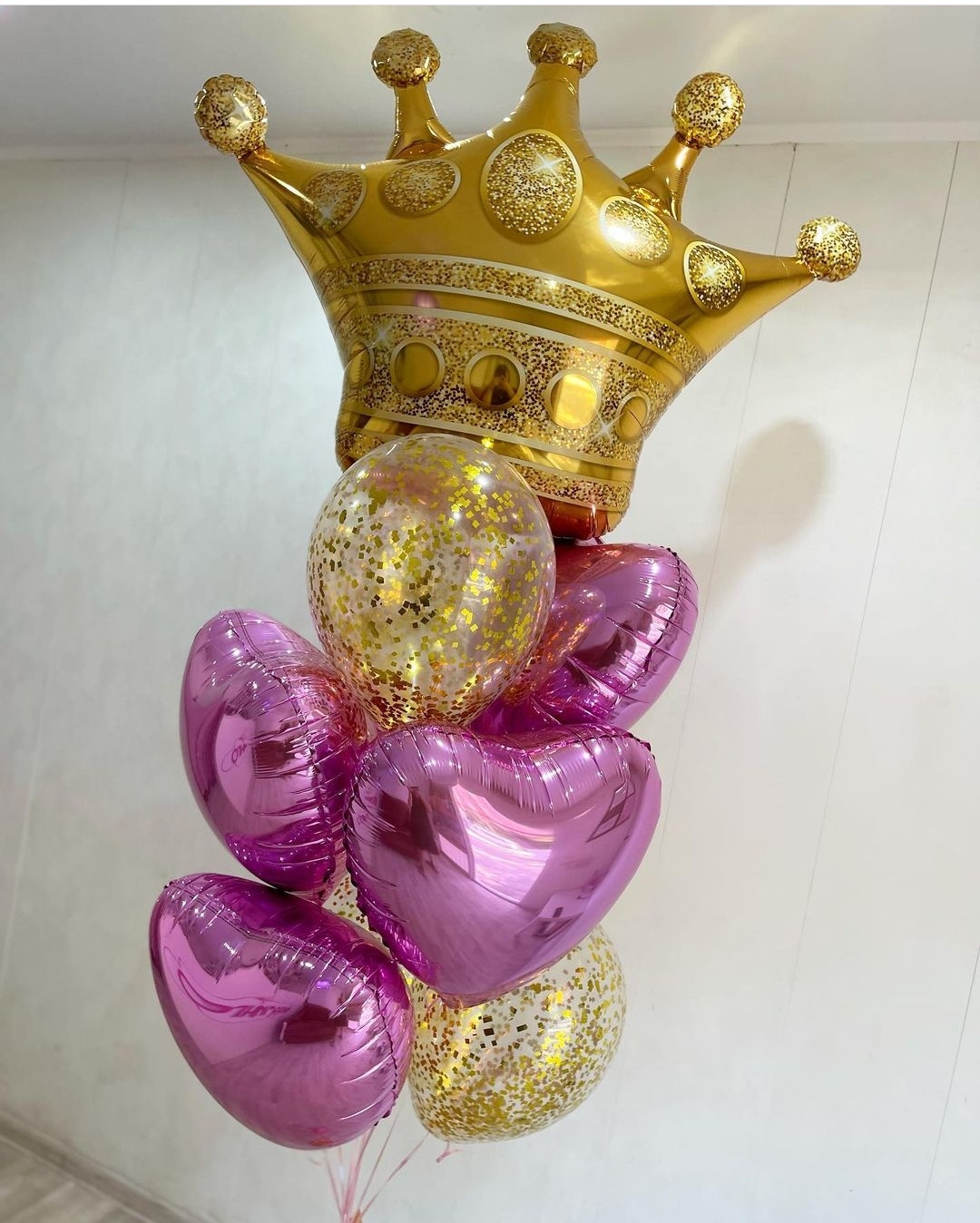 яркие фиолетовые шары и фольгированная корона для милой принцессы