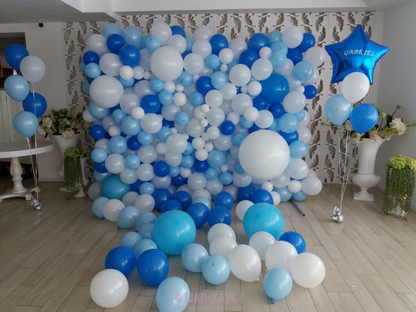 фотозона из синих и белых шариков