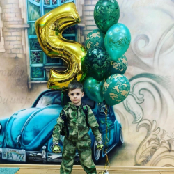 Зеленые шары и фольгированная цифра на 5 лет мальчику в военном стиле
