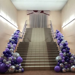 Оформление лестницы фиолетовыми шарами