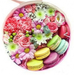 Набор цветов с печеньем в нежных розовых оттенках