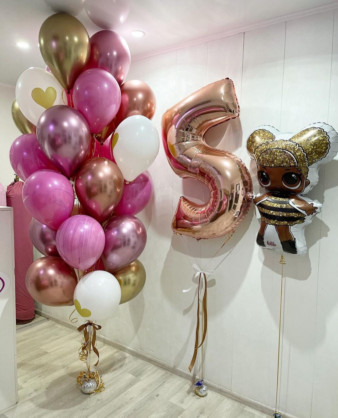 фонтан из розовых и золотых шаров на 5 лет с куклой лол