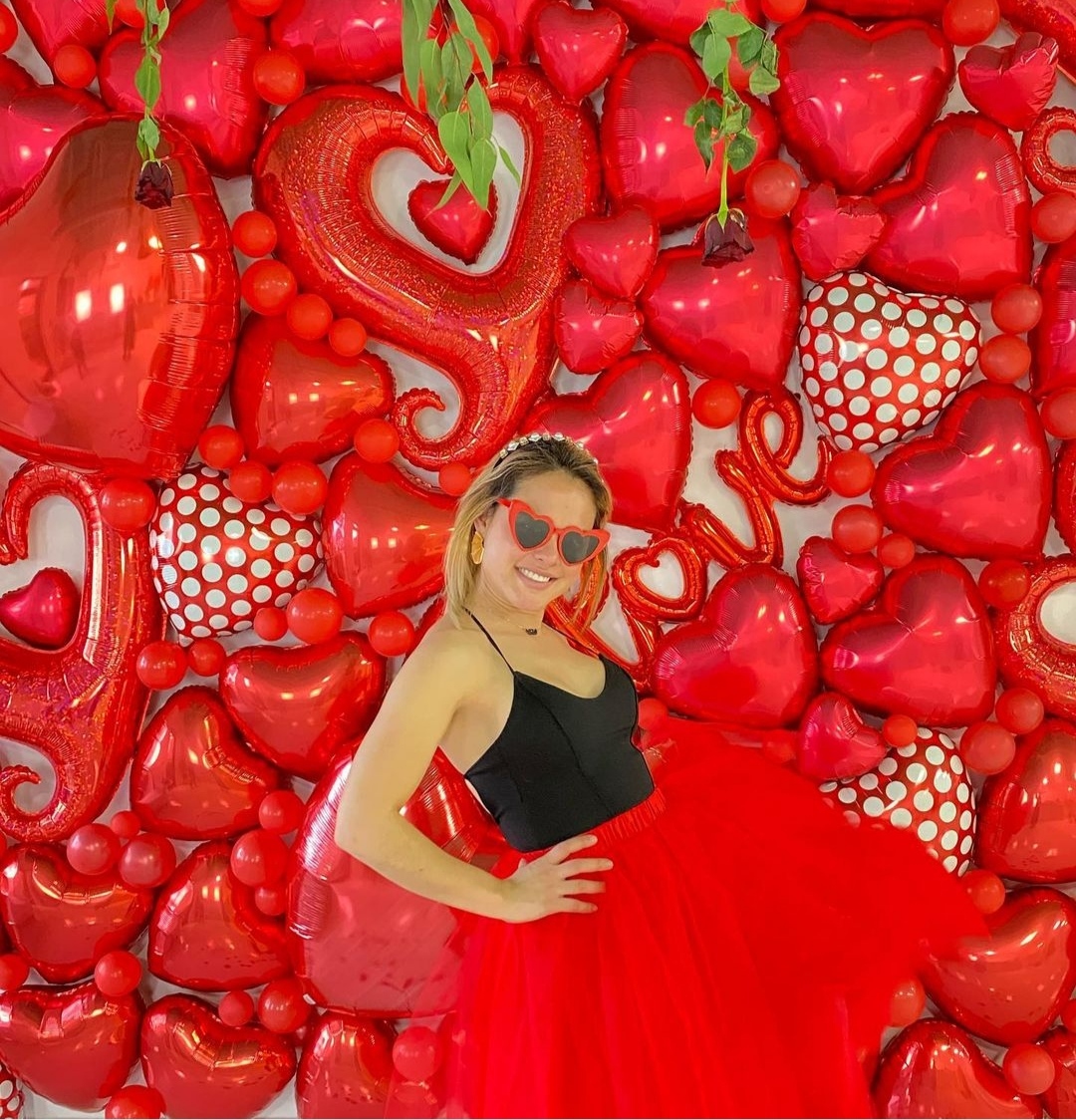 стена из красных сердец ко дню всех влюбленных