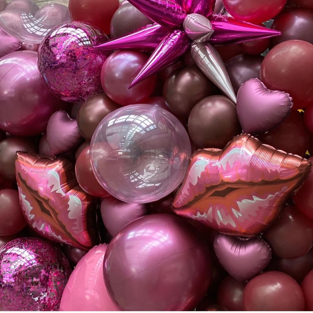 роскошная бордовая фотозона с шарами-губками