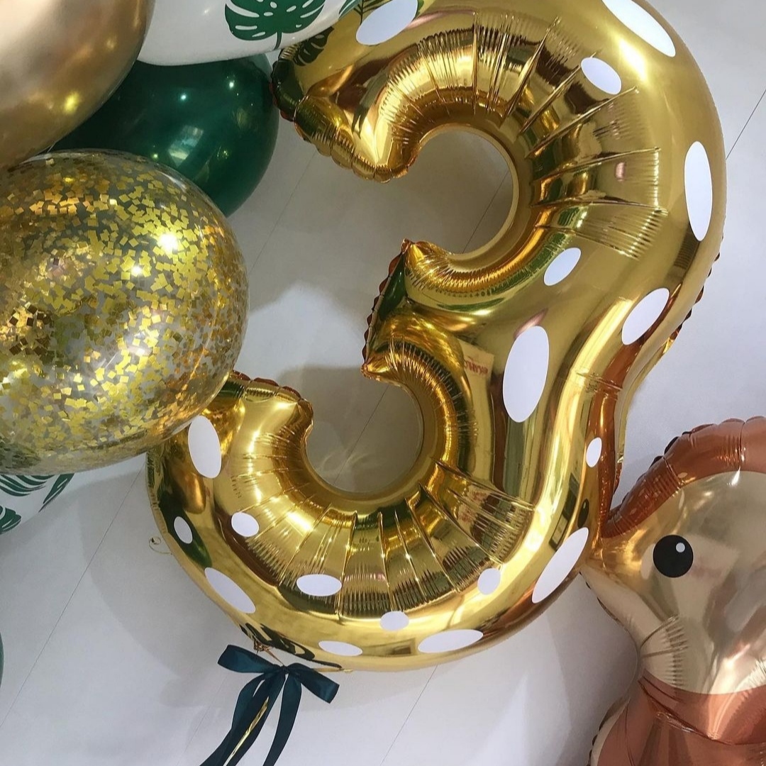 золотые и зеленые шары с милым оленем на 3 годика