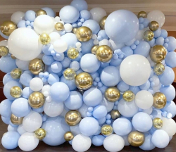 Фотозона из нежно-голубых шаров с золотыми металлик