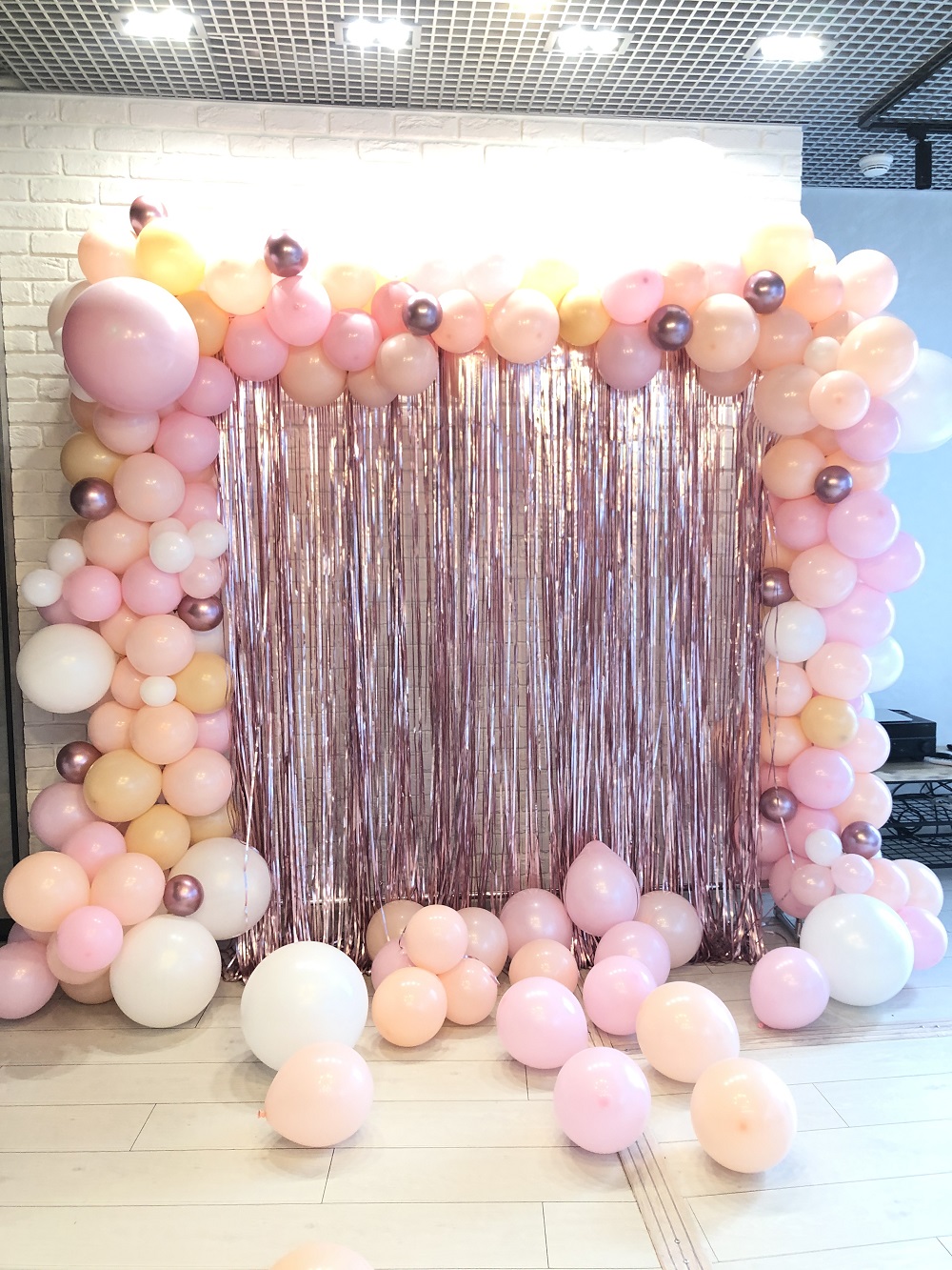 розовая фотозона дождик с шарами