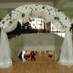 Белая арка из шаров с цветами На свадьбу