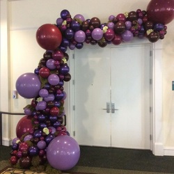 Оформление лестницы гирляндой из фиолетовых шаров