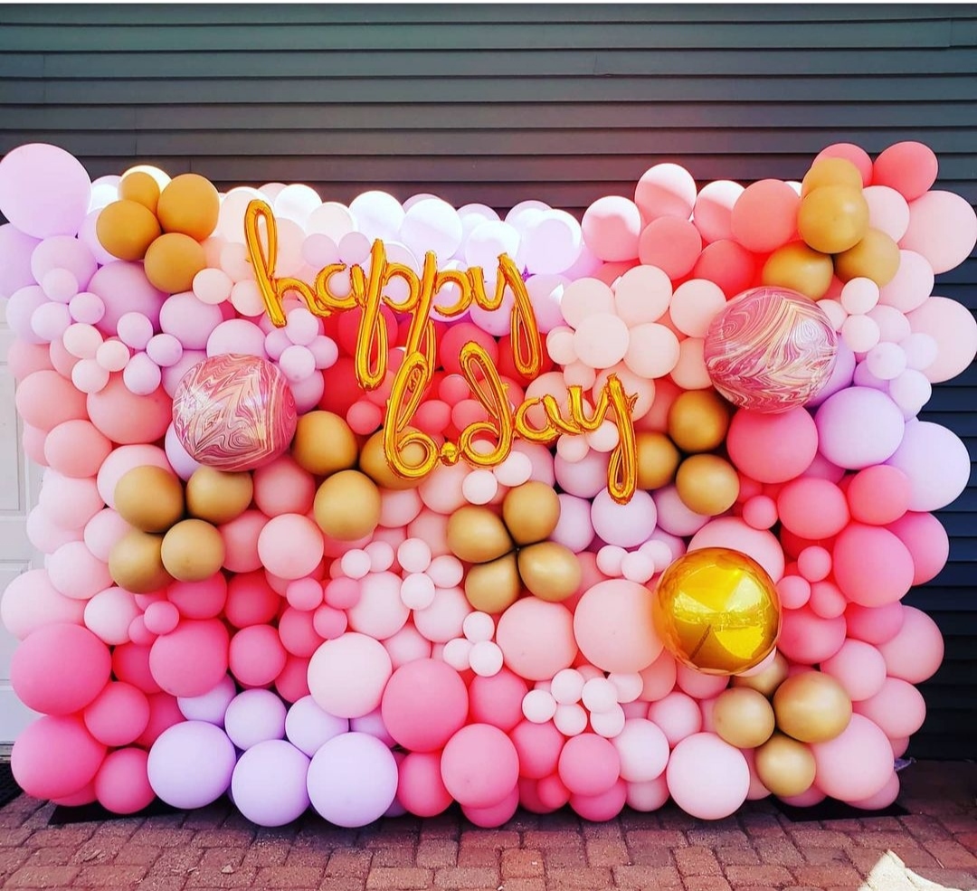 розово-белая фотозона с золотыми шарами на день рождения