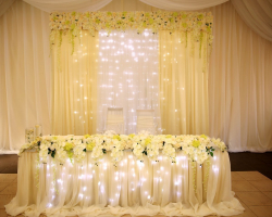 Президиум свадебный в ванильных тонах с цветами и цветочной ширмой