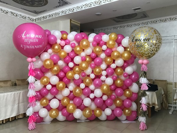 розовая фотозона из шаров для девочек