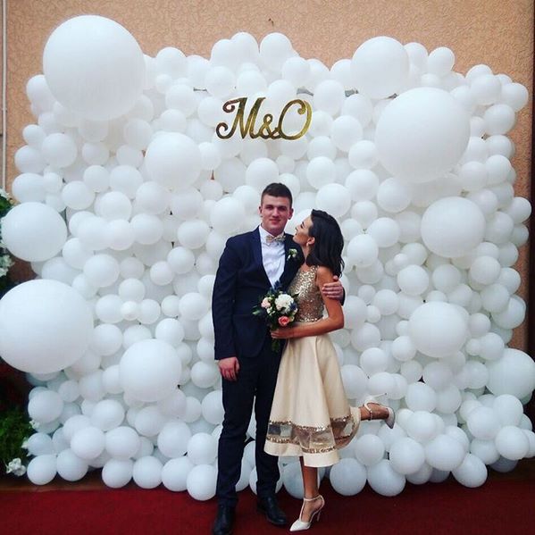 белая фотозона из шаров на свадьбу