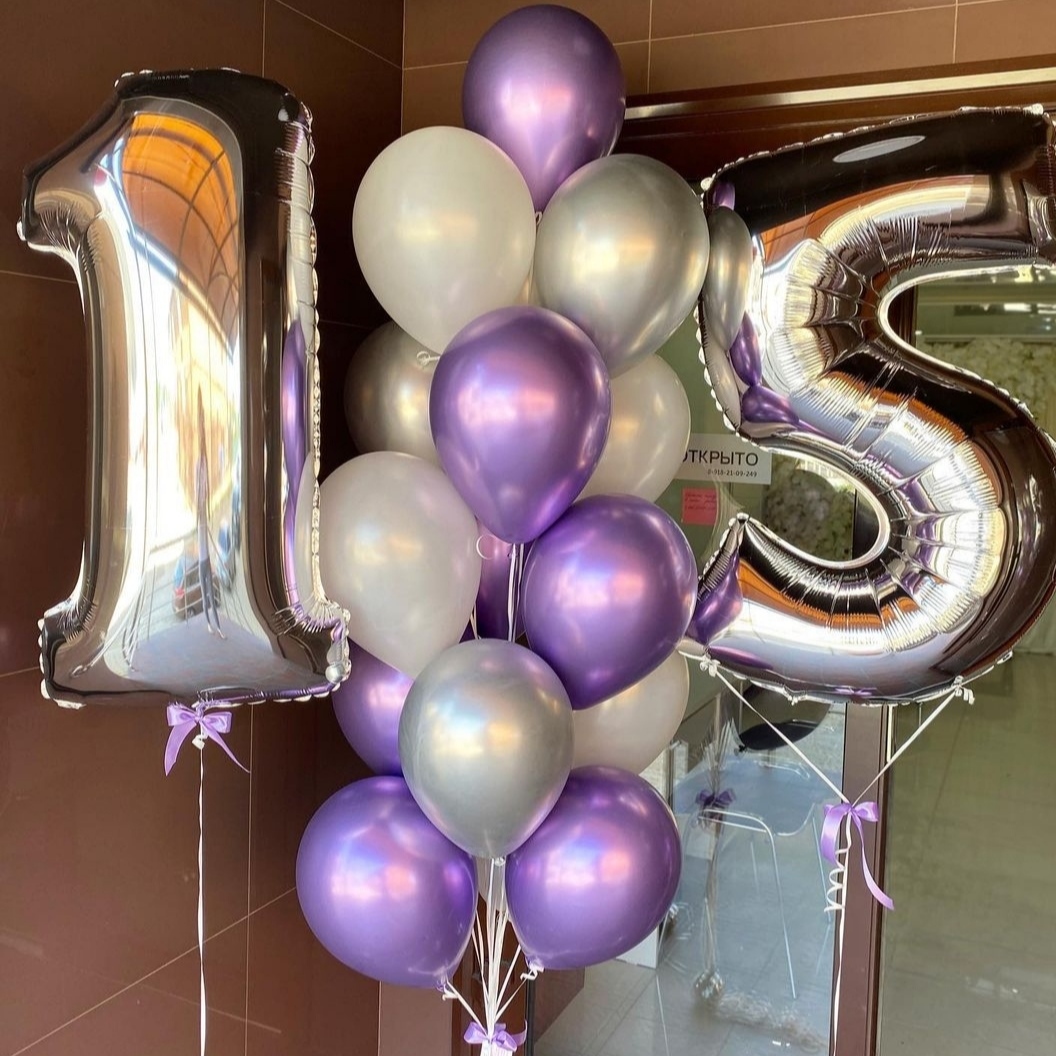 серебристые и фиолетовые шары с фольгированными цифрамина 15 лет