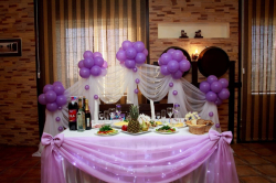 Президиум свадебный в сиреневых тонах с подсветкой и с небольшим фоном из шаров и фатина