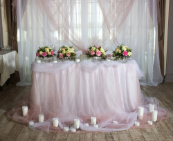 Президиум свадебный в пудровых тонах со свечами и тканевым фоном 
