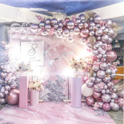 Розовая фотозона баннер с шарами металлик на 8 марта