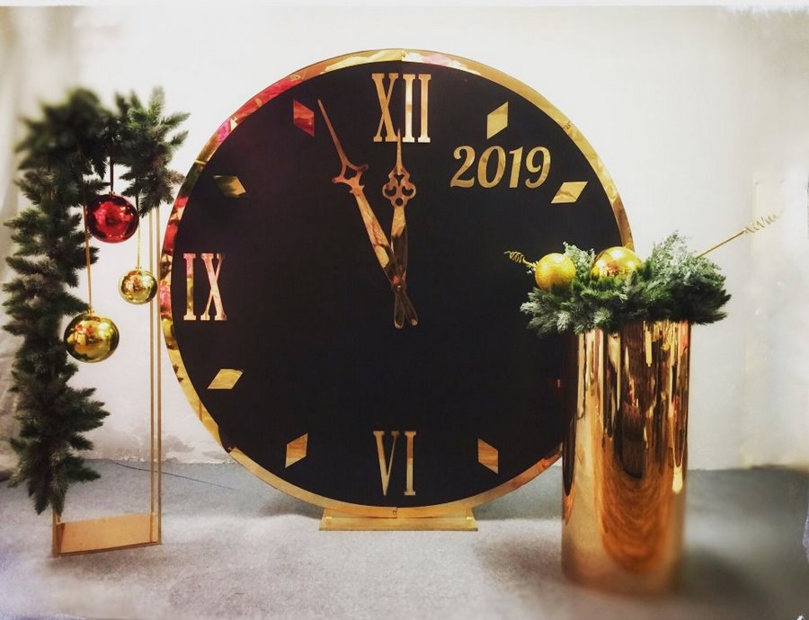 фотозона золотые часы на новый год