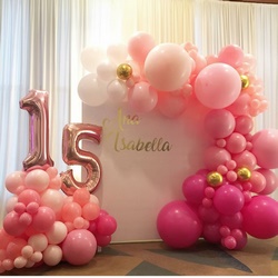Розовая фотозона из шаров с баннером и цифрами