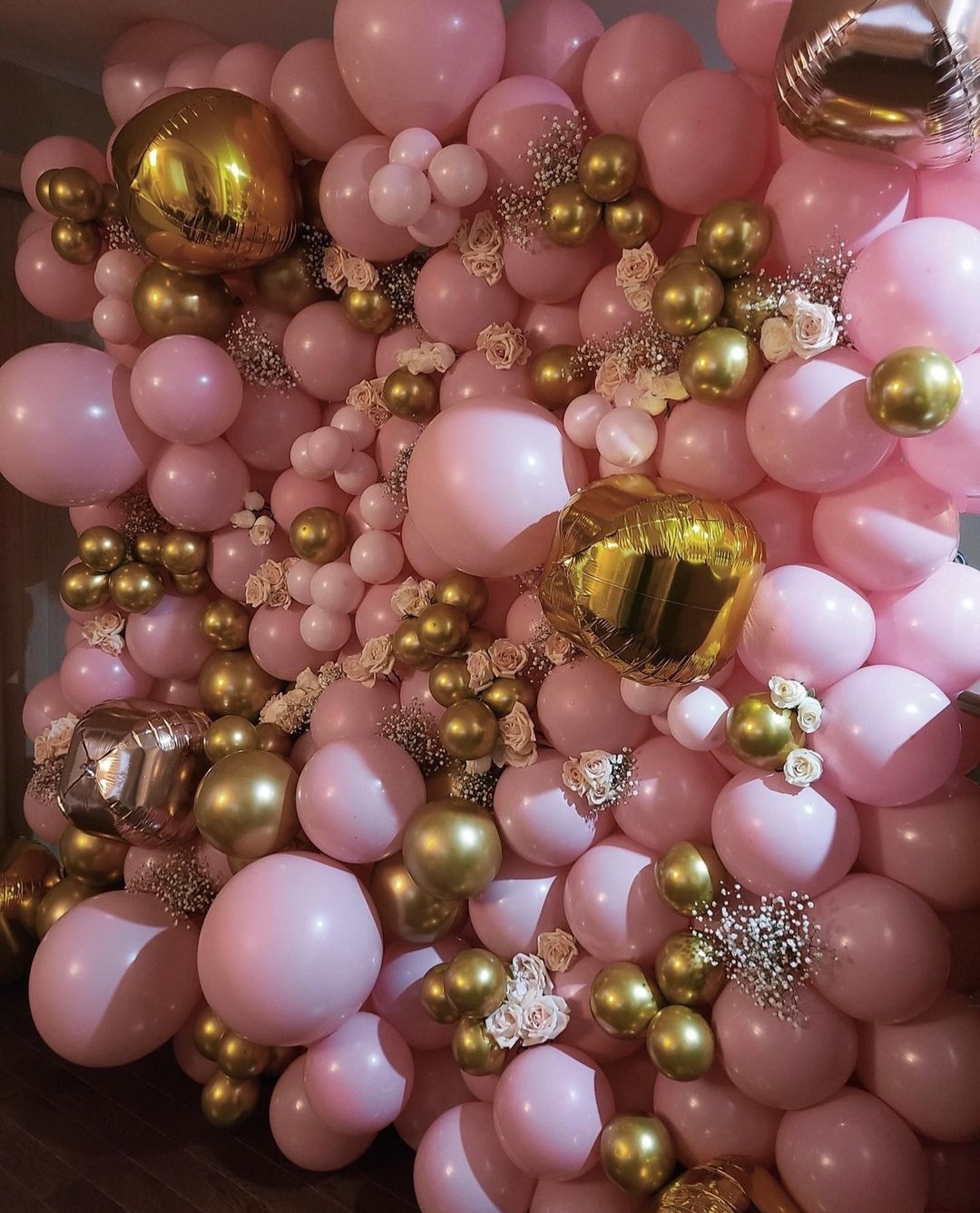 фотозона: стена из розовых и золотых шаров