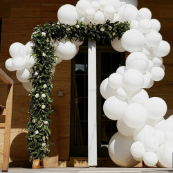 Арка из шаров и флористики на свадьбу