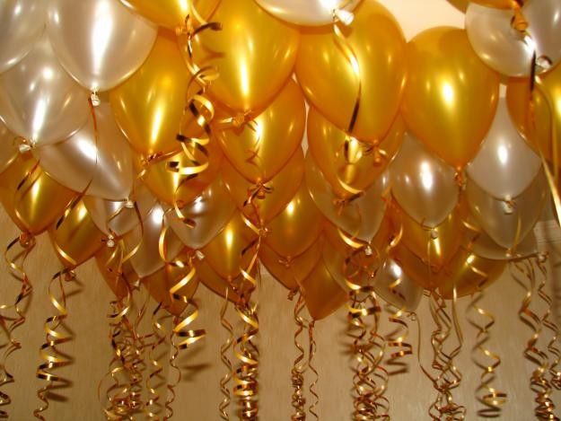 золотые и белые шарики под потолок