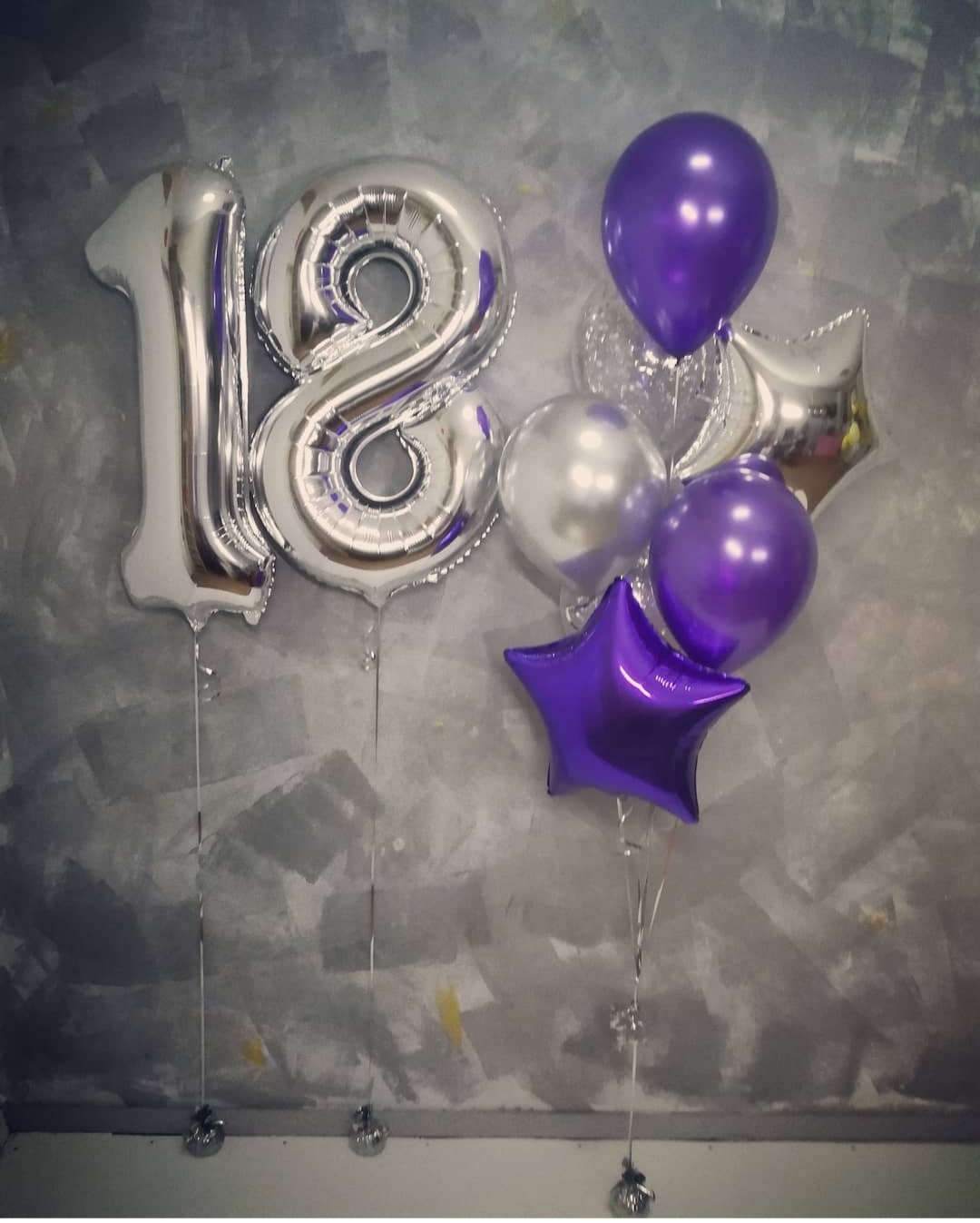 фиолетовые и серые шарики на 18 лет 
